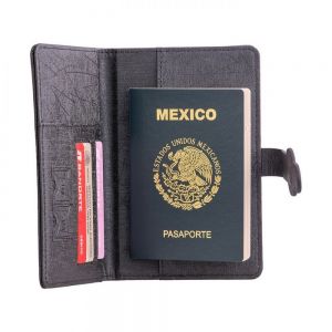 PORTAPASAPORTE ZORO personalizada